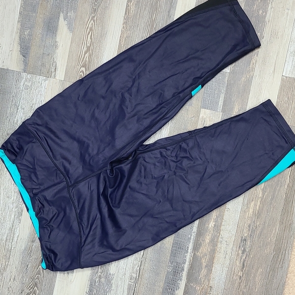 Victoria's Secret Knockout Crop - Picture 5 of 10